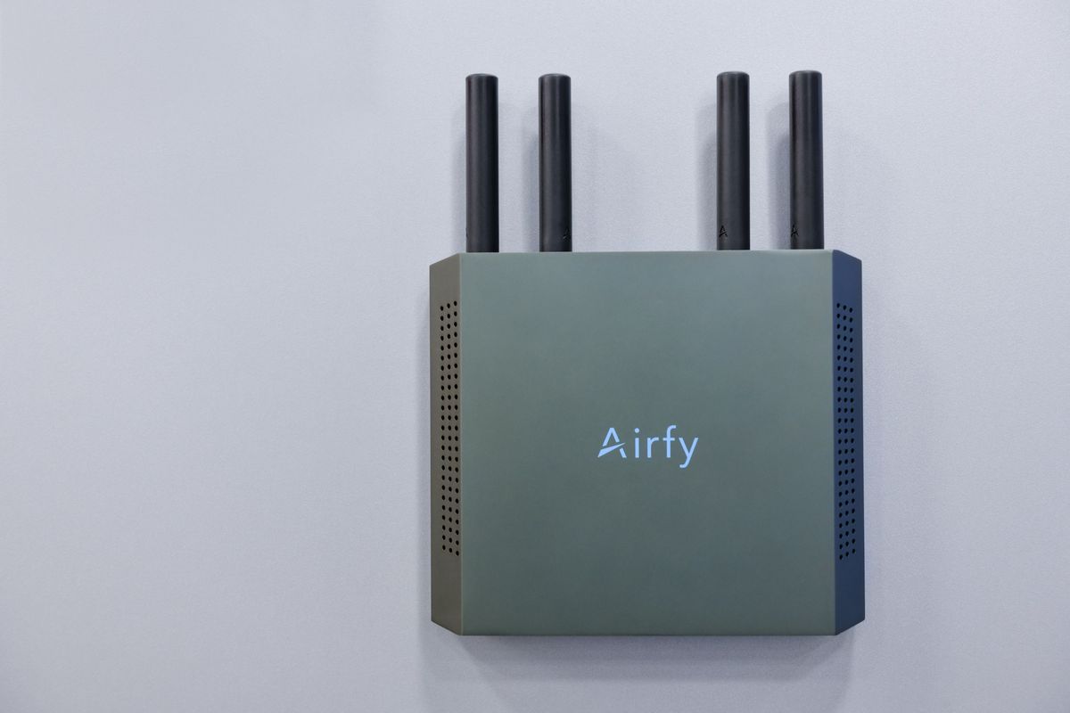 Airfy Router an der Wand montiert