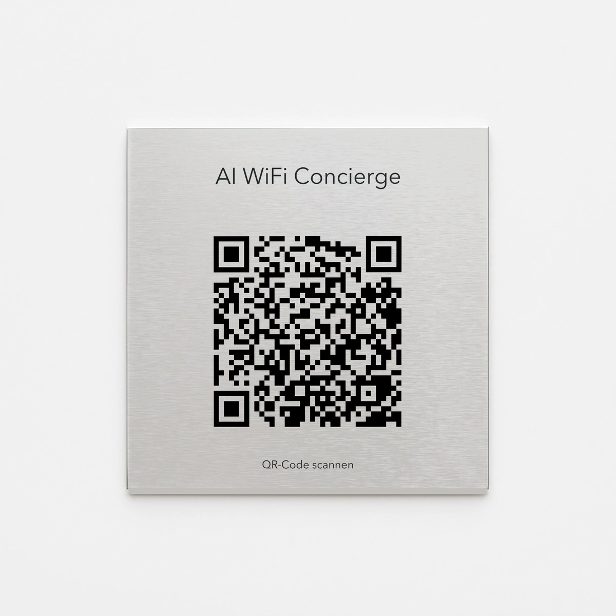 Schild „AI WiFi Concierge“ aus Aluminium in der Nahaufnahme eines Luxushotels