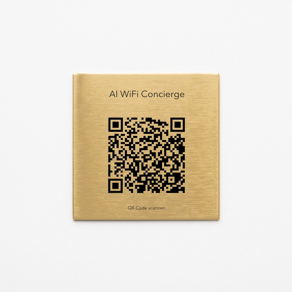 Schild „AI WiFi Concierge“ aus Messing in der Nahaufnahme eines Luxushotels
